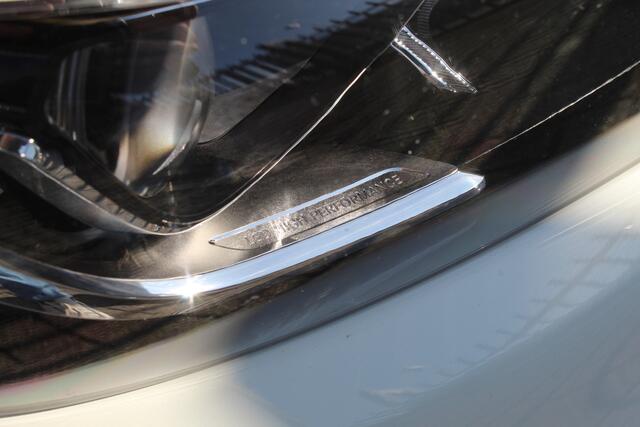 Mercedes-Benz A-KLASSE 180 Business Solution AMG AUTOMAAT/Panoramadak/Navigatie/Achteruitrijcamera/Climate control/Cruise control/Bluetooth/Trekhaak/Sport interieur/18'' Lichtmetalen velgen/LED koplampen.