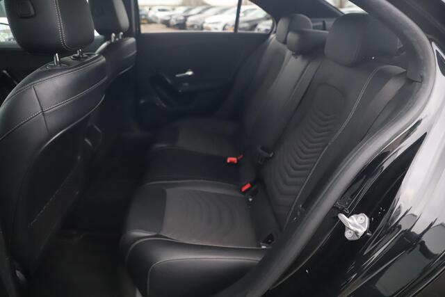 Mercedes-Benz A-KLASSE 180 d Business Solution Automaat Half Leder Sportstoelen Widescreen Navigatie Carplay Android Clima Cruise Achteruitrijcamera Getint Glas