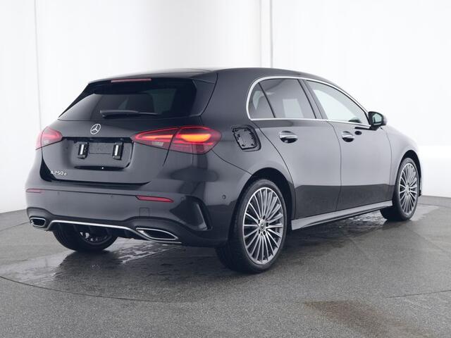 Mercedes-Benz A-KLASSE 250 e Face Lift AMG Plug-In Hybride | AMG Line Premium | Panorama Schuif-Kanteldak | Sfeerverlichting | Distronic | Burmester® | Multibeam Koplampen | Inclusief 24 maanden MB Certified garantie voor Europa.