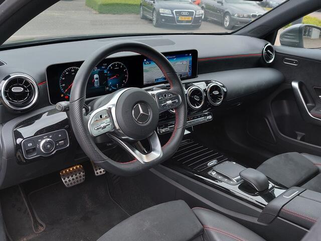 Mercedes-Benz A-KLASSE 180 136pk Automaat Business Solution AMG | Origineel NL | Navi | Apple Carplay+Android Auto | Clima | Cruise | Led Koplampen | Pdc V+A+Assist+Camera | Stoelverwarming | 18''lm