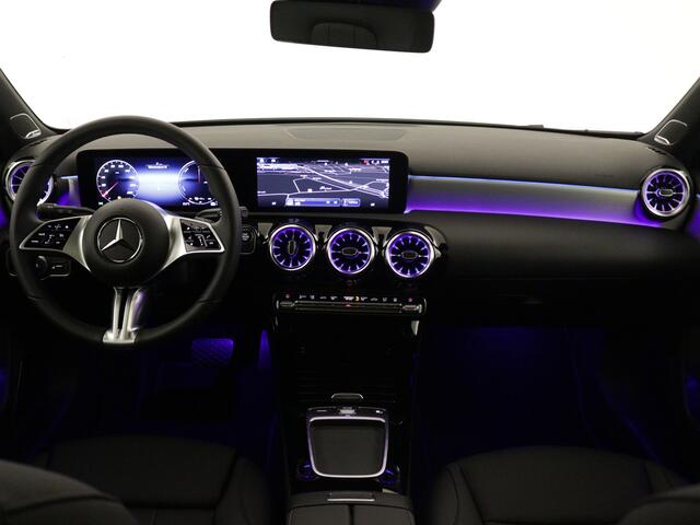 Mercedes-Benz A-KLASSE 250 e Luxury Nightpakket | Panoramaschuifdak | Bumester Sound | 360 Gr Camera | Dode Hoek Ass | Car Play | Extra USB-poorten | Burmester surround sound system | Parkeerpakket met 360°-camera |