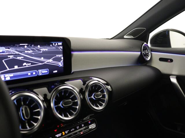 Mercedes-Benz A-KLASSE 250 e Luxury Nightpakket | Panoramaschuifdak | Bumester Sound | 360 Gr Camera | Dode Hoek Ass | Car Play | Extra USB-poorten | Burmester surround sound system | Parkeerpakket met 360°-camera |