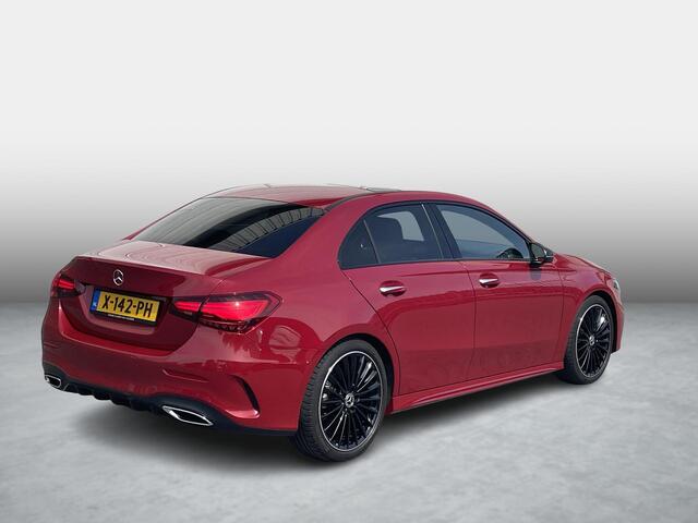 Mercedes-Benz A-KLASSE 180 AMG | Rijassistentiepakket | Panoramadak | Stoelverwarming | Achteruitrijcamera