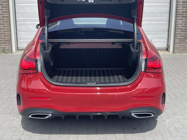 Mercedes-Benz A-KLASSE 180 AMG | Rijassistentiepakket | Panoramadak | Stoelverwarming | Achteruitrijcamera