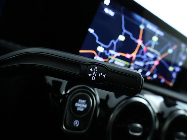 Mercedes-Benz A-KLASSE 200 Business Line | Panorama Schuif/Kanteldak | Parkeersensoren + camera achter | Comfortstoelen Lederlook i.c.m Stoelverwarming | DAB + Apple Car Play | Inclusief 24 maanden MB Certified garantie voor Europa.