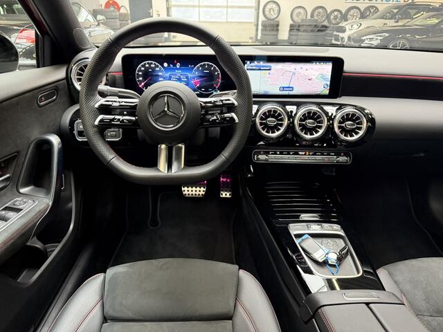 Mercedes-Benz A-KLASSE 180 Star Edition AMG Line 19 Inch Panoramadak Trekhaak Achteruitrijcamera