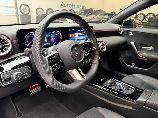 Mercedes-Benz A-KLASSE 180 Star Edition AMG Line 19 Inch Panoramadak Trekhaak Achteruitrijcamera