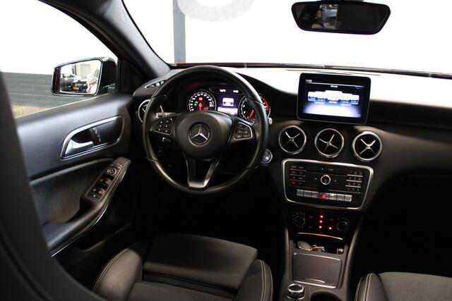 Mercedes-Benz A-KLASSE 160 Sport Edition AMG | Incl. 12 maanden garantie | Navigatie | Full LED | Parkeersensoren | Getint glas | Sportstoelen half leder | Zwarte sierlijsten | Dealer onderhouden | Nieuwstaat | Zwarte hemel | Camera |