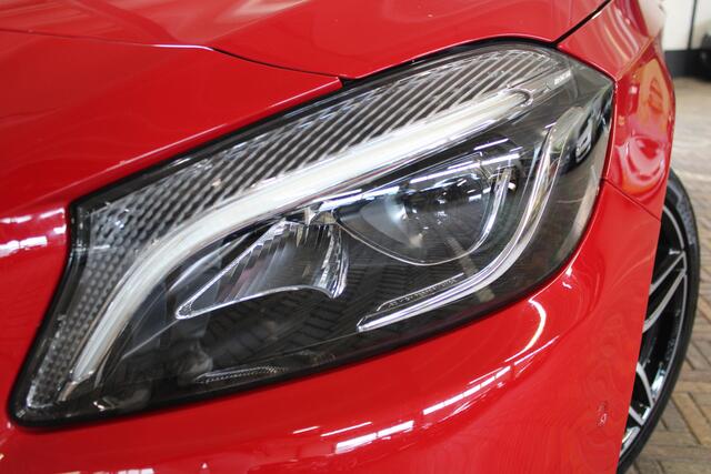 Mercedes-Benz A-KLASSE 160 Sport Edition AMG | Incl. 12 maanden garantie | Navigatie | Full LED | Parkeersensoren | Getint glas | Sportstoelen half leder | Zwarte sierlijsten | Dealer onderhouden | Nieuwstaat | Zwarte hemel | Camera |