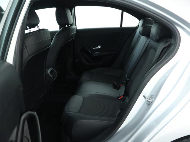 Mercedes-Benz A-KLASSE 200 Style | Parkeerpakket met Camera | Car Play | DAB | LED Verlichting | Cruise Control | Inclusief 24 maanden MB Certified garantie voor Europa.