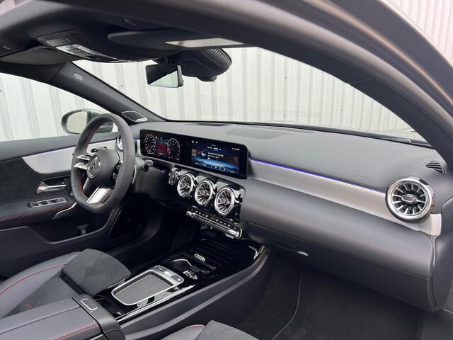 Mercedes-Benz A-KLASSE 200 AMG Line | Panoramadak | Burmester Surround Sound | Distronic Afstandsassistent | 360° Camera | Dodehoekassistent | MULTIBEAM LED Koplampen | Elektrisch Verstelbare Stoelen + Memory | Apple CarPlay | Android Auto | Sfeerverlichting