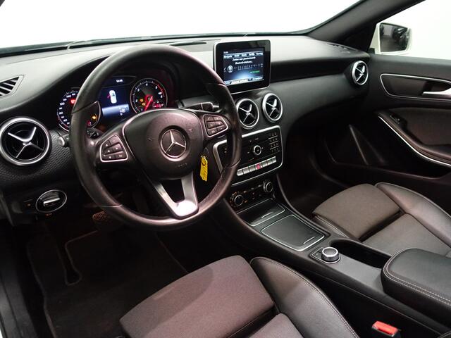 Mercedes-Benz A-KLASSE 180 d AMG Night Edition Aut- Panodak, Xenon Led, Sfeerverlichting, Dynamic Select, Clima