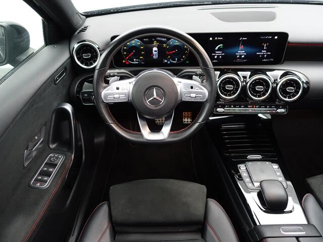 Mercedes-Benz A-KLASSE 180 AMG Night Edition Aut- Panodak, Sport Interieur, Xenon Led, Camera, Stoelverwarming, Navi