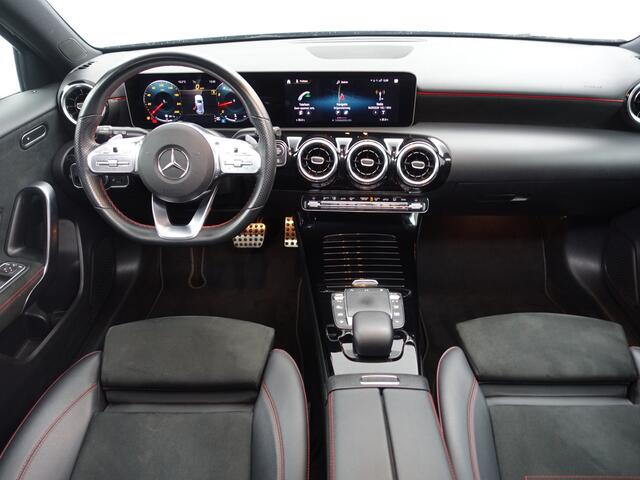 Mercedes-Benz A-KLASSE 180 AMG Night Edition Aut- Panodak, Sport Interieur, Xenon Led, Camera, Stoelverwarming, Navi