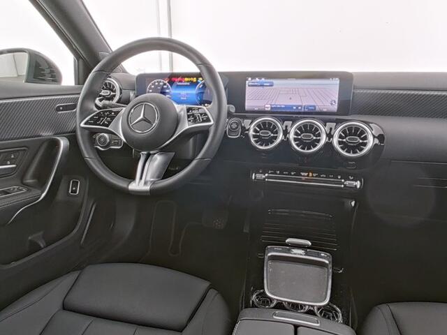 Mercedes-Benz A-KLASSE 250 e Sedan Face Lift Plug-In Hybride Progressive Line Advanced Plus | 18 Inch Velgen | 11 kW Laden | Dodehoek Assist | Stuur en Stoelverwarming . Inclusief 24 maanden Mercedes-Benz Certified garantie voor Europa.