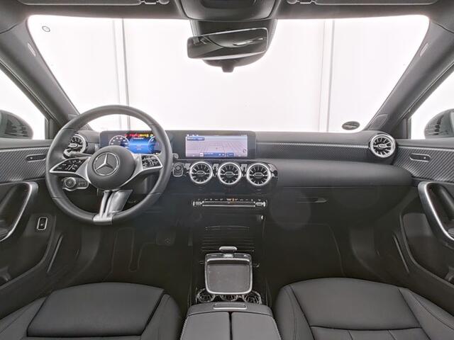 Mercedes-Benz A-KLASSE 250 e Sedan Face Lift Plug-In Hybride Progressive Line Advanced Plus | 18 Inch Velgen | 11 kW Laden | Dodehoek Assist | Stuur en Stoelverwarming . Inclusief 24 maanden Mercedes-Benz Certified garantie voor Europa.