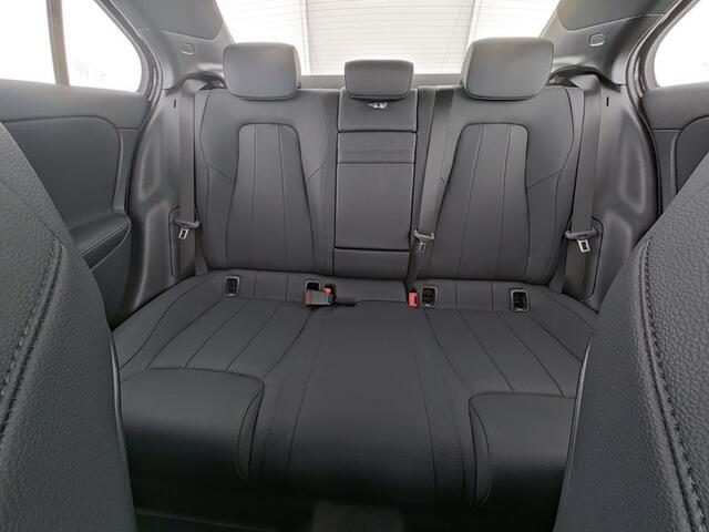 Mercedes-Benz A-KLASSE 250 e Sedan Face Lift Plug-In Hybride Progressive Line Advanced Plus | 18 Inch Velgen | 11 kW Laden | Dodehoek Assist | Stuur en Stoelverwarming . Inclusief 24 maanden Mercedes-Benz Certified garantie voor Europa.