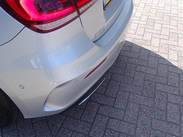 Mercedes-Benz A-KLASSE 180 Business Solution AMG Automaat, Camera, Sfeerverlichting, Navigatie, Multimedia, Airco/ECC, CruiseControl, Leder/Alcantara, Parkeersensoren, LM-velgen