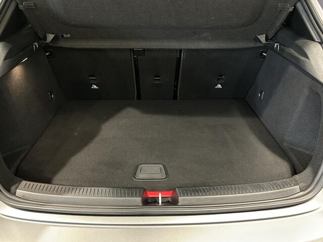 Mercedes-Benz A-KLASSE 250e AMG// Panoramadak // Memory // MultiBeam LED // Keyless // Magno Grijs // Augmented