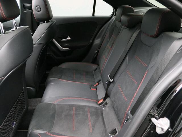 Mercedes-Benz A-KLASSE 180 Business Solution AMG AMG Line | Night Pakket | Panorama Schuif-Kanteldak | Sfeerverlichting. Inclusief 24 maanden Mercedes-Benz Certified garantie voor Europa.