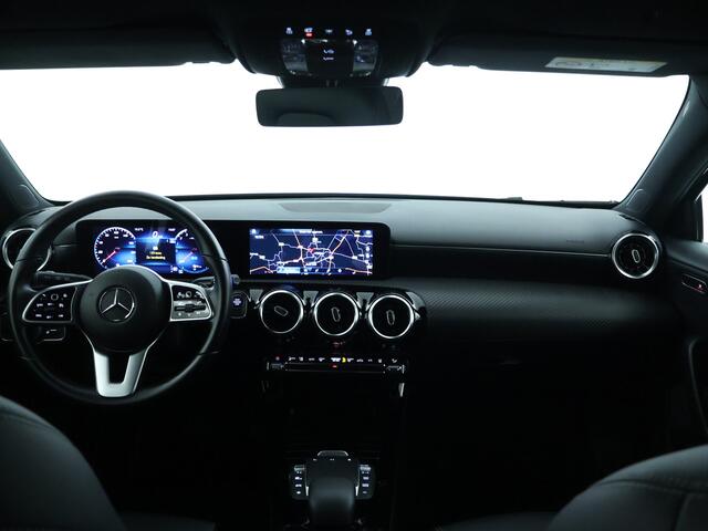 Mercedes-Benz A-KLASSE 250 e Plug-In Hybride | Parkeerpakket met Camera | Stoelverwarming | DAB | LED verlichting | Cruise Controle | Inclusief 24 maanden Mercedes-Benz Certified garantie voor Europa.