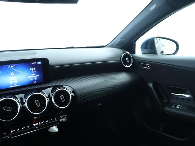 Mercedes-Benz A-KLASSE 250 e Plug-In Hybride | Parkeerpakket met Camera | Stoelverwarming | DAB | LED verlichting | Cruise Controle | Inclusief 24 maanden Mercedes-Benz Certified garantie voor Europa.
