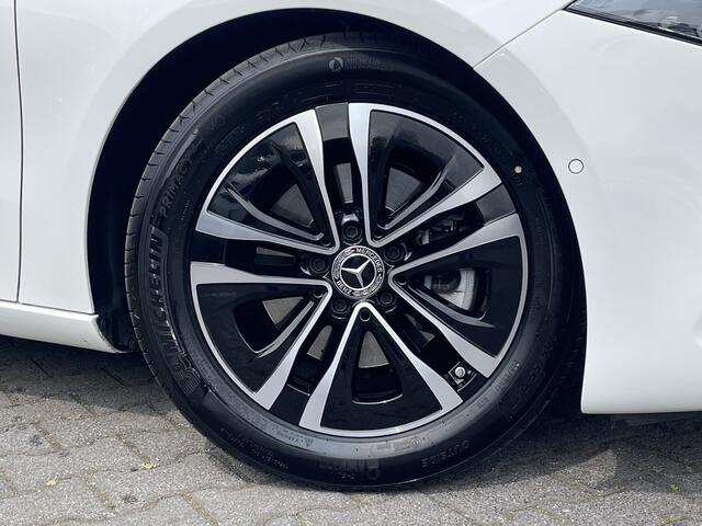 Mercedes-Benz A-KLASSE 180 Luxury Line | Facelift | Pano | Ambiente | Camera | CarPlay | LED | Keyless | DAB+