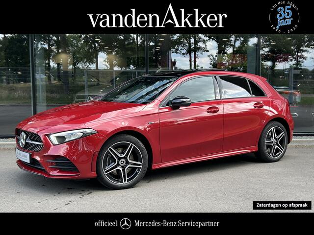 Mercedes-Benz A-KLASSE 250e AMG // Trekhaak // Panoramadak // Sfeerverlichting // Night Pakket // Camera // Designo kleur