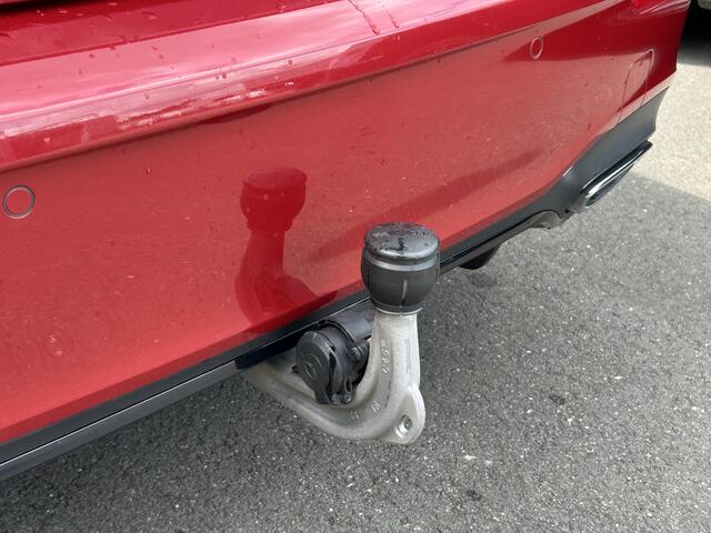 Mercedes-Benz A-KLASSE 250e AMG // Trekhaak // Panoramadak // Sfeerverlichting // Night Pakket // Camera // Designo kleur