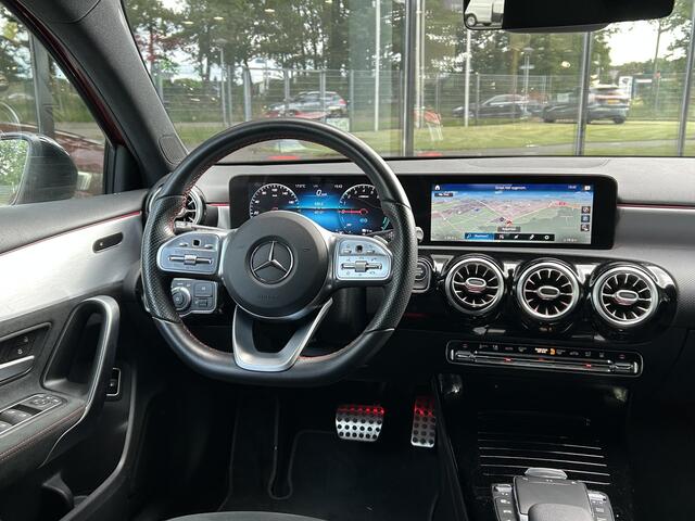 Mercedes-Benz A-KLASSE 250e AMG // Trekhaak // Panoramadak // Sfeerverlichting // Night Pakket // Camera // Designo kleur