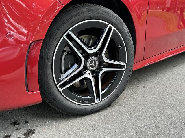 Mercedes-Benz A-KLASSE 250e AMG // Trekhaak // Panoramadak // Sfeerverlichting // Night Pakket // Camera // Designo kleur