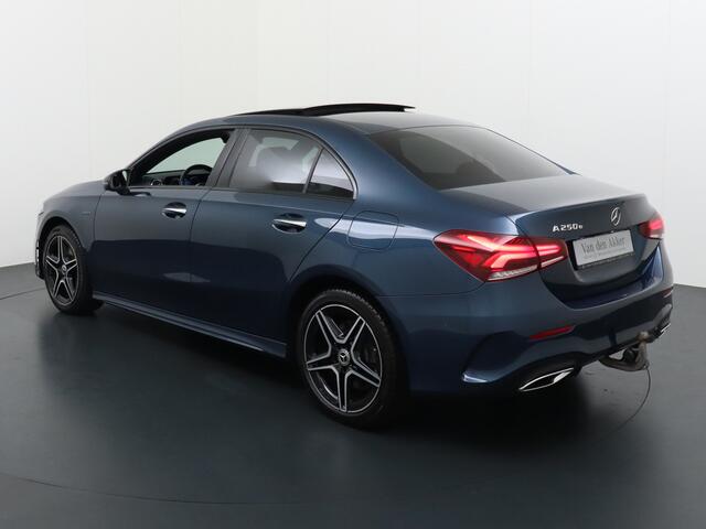 Mercedes-Benz A-KLASSE 250e AMG // Panoramadak // Memory // Trekhaak // Keyless // Carplay // Sfeerverlichting // MultiBeam LED // Night Pakket // Augmented Reality