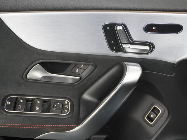 Mercedes-Benz A-KLASSE 250e AMG // Panoramadak // Memory // Trekhaak // Keyless // Carplay // Sfeerverlichting // MultiBeam LED // Night Pakket // Augmented Reality