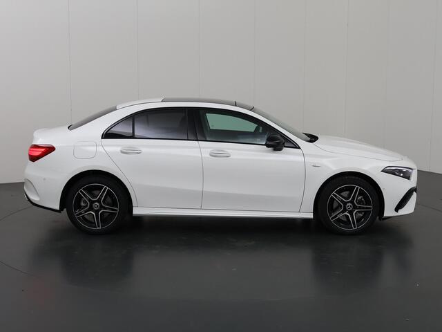 Mercedes-Benz A-KLASSE 250 e Business Solution AMG | Night Pakket | 360* Camera | Panoramadak | Dode hoek