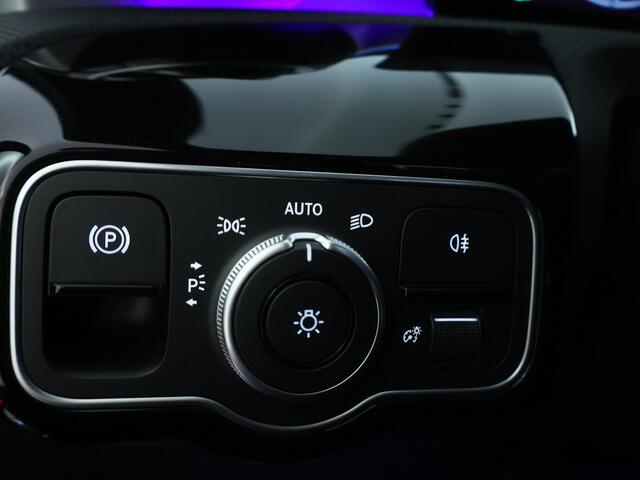 Mercedes-Benz A-KLASSE 180 Business Solution AMG | Nightpakket | Parkeerpakket met 360°-camera | Premium Plus pakket | Dodehoekassistent | Head-up display | Extra USB-poorten | Verwarmde stoelen vooraan | Spiegelpakket |