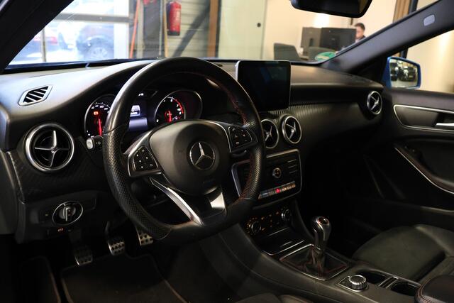 Mercedes-Benz A-KLASSE 180 AMG | Panoramadak | CarPlay | Camera | Dodehoekdetectie | Stoelverwarming | PDC V+A | Alcantara/Lederen bekleding | LED Koplampen | Command Online | Dealer onderhouden | Nieuwe APK