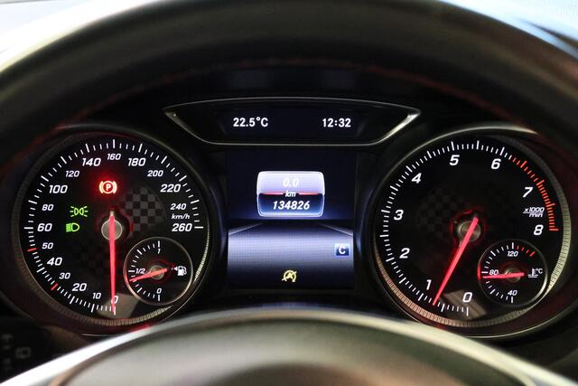 Mercedes-Benz A-KLASSE 180 AMG | Panoramadak | CarPlay | Camera | Dodehoekdetectie | Stoelverwarming | PDC V+A | Alcantara/Lederen bekleding | LED Koplampen | Command Online | Dealer onderhouden | Nieuwe APK