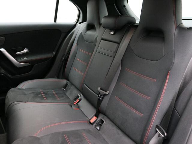 Mercedes-Benz A-KLASSE 180 Star Edition AMG Line AMG Line | Panorama Schuif-Kanteldak | 19 Inch AMG velgen | Memory Voorstoelen. Inclusief 24 maanden MB Certified garantie voor Europa.