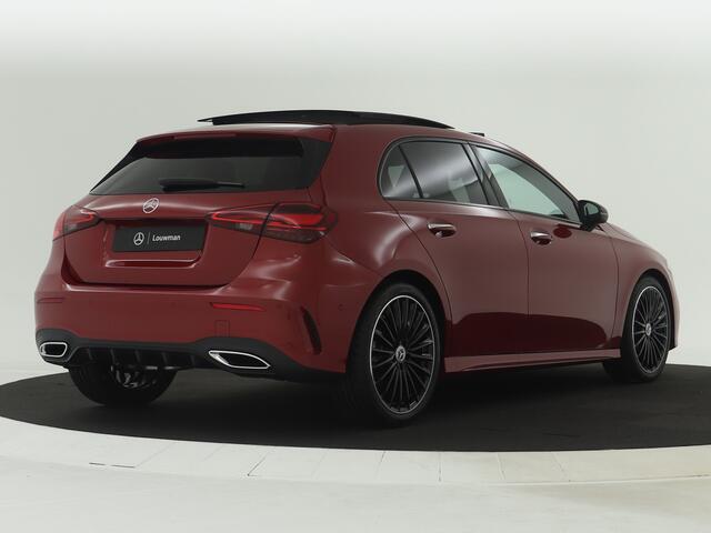 Mercedes-Benz A-KLASSE 180 Star Edition AMG Line | Nightpakket | Dodehoekassistent | Parkeerpakket met achteruitrijcamera | KEYLESS GO | Extra USB-poorten | Sfeerverlichting | Verwarmde stoelen vooraan | Spiegelpakket |
