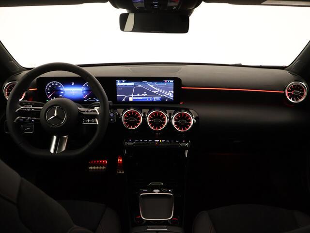 Mercedes-Benz A-KLASSE 180 Star Edition AMG Line | Nightpakket | Dodehoekassistent | Parkeerpakket met achteruitrijcamera | KEYLESS GO | Extra USB-poorten | Sfeerverlichting | Verwarmde stoelen vooraan | Spiegelpakket |