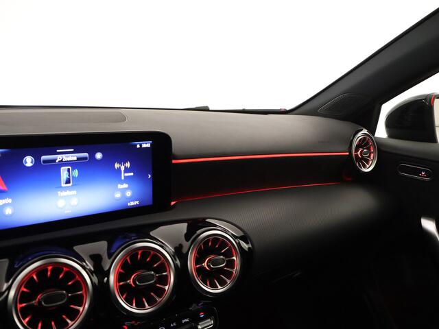 Mercedes-Benz A-KLASSE 180 Star Edition AMG Line | Nightpakket | Dodehoekassistent | Parkeerpakket met achteruitrijcamera | KEYLESS GO | Extra USB-poorten | Sfeerverlichting | Verwarmde stoelen vooraan | Spiegelpakket |