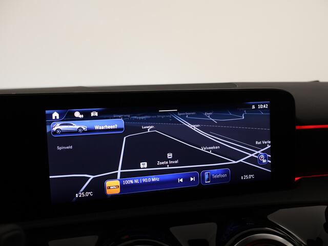 Mercedes-Benz A-KLASSE 180 Star Edition AMG Line | Nightpakket | Dodehoekassistent | Parkeerpakket met achteruitrijcamera | KEYLESS GO | Extra USB-poorten | Sfeerverlichting | Verwarmde stoelen vooraan | Spiegelpakket |