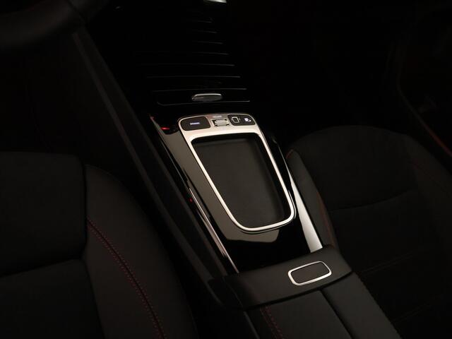 Mercedes-Benz A-KLASSE 180 Star Edition AMG Line | Nightpakket | Dodehoekassistent | Parkeerpakket met achteruitrijcamera | KEYLESS GO | Extra USB-poorten | Sfeerverlichting | Verwarmde stoelen vooraan | Spiegelpakket |