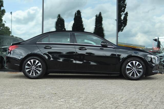 Mercedes-Benz A-KLASSE 180 BUSINESS SOLUTION AUT. | ORIG. NL | WIDESCREEN | TREKHAAK | CARPLAY | CAMERA | LED | STOELVERW.