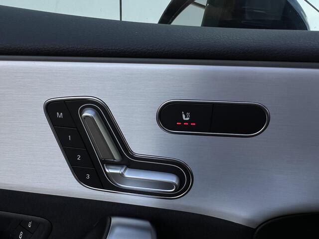 Mercedes-Benz A-KLASSE 180 Business Solution AMG | AMG Plus Pakket | Night Pakket | Panoramadak | Elektrisch Verstelbare Stoelen + Memory | 360° Camera | Head-up Display | Dodehoekassistent | Advanced Sound System | Stoelverwarming | Apple CarPlay | Android Auto