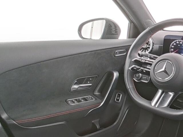 Mercedes-Benz A-KLASSE 250 e AMG Face Lift Plug-In Hybride AMG Line Advanced Plus | Night Pakket | 19 Inch AMG velgen | Stoel en Stuurverwarming. Inclusief 24 maanden MB Certified garantie voor Europa.