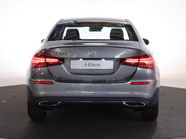 Mercedes-Benz A-KLASSE 250e Star Edition Luxury Line | DISTRONIC | Trekhaak | Dodehoekassistent