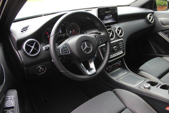 Mercedes-Benz A-KLASSE A200 AMG Line | Distronic Plus | LED | Navi | Camera | Airco | Bluetooth | Dodehoek assistent | LMV18'' Zeer nette auto