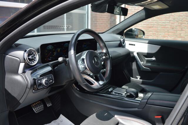 Mercedes-Benz A-KLASSE 180 Solution AMG | AUT - CAMERA - NAVI