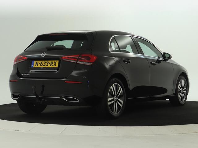 Mercedes-Benz A-KLASSE 250 e Business Solution Luxury Limited | Trekhaak | Sfeerverlichting | Inclusief 24 maanden MB Certified garantie voor Europa.